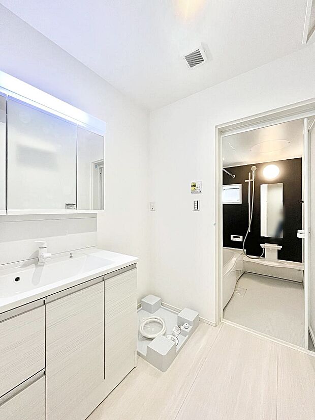 〜Dressing Room〜十分な大きさの洗面台は収納もさる事ながら、身だしなみチェックや歯磨きなど、朝の慌ただしい時間でもホテルライクなスペースで余裕とゆとりを感じて頂けます。