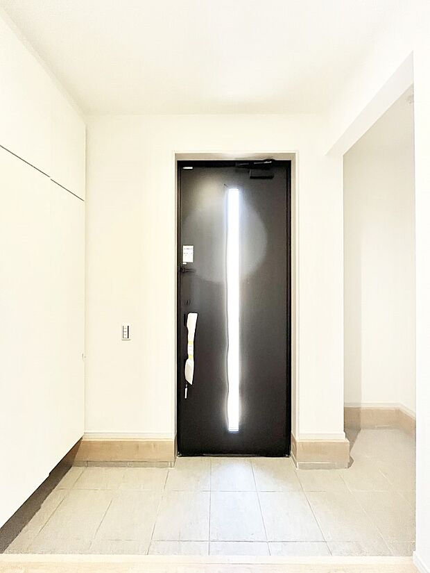 〜Entrance〜 家の中でお客様を迎える最初の場所である玄関は、家の印象そのものです!豊富な玄関収納で、常に綺麗に保つことが出来ます♪玄関にはたっぷり収納の下駄箱を完備!