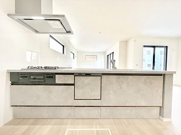 〜Kitchen〜 会話が弾むリビング、料理が愉しくなるキッチン。家は、ただ生活する場ではなく、暮らしを愉しく、快適にする場所。笑顔の毎日、安らぎの日々のために、最新の設備・仕様を採用。