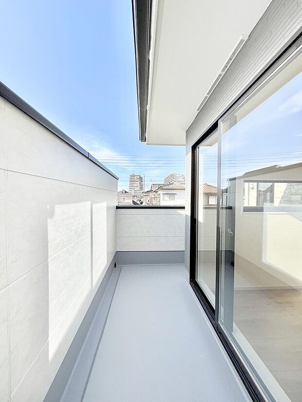 〜Balcony〜 大きな空に囲まれた気持ちのいい家。バルコニーを覗くだけで圧倒的な開放感に包まれます。バルコニーは陽がさしこみお布団や洗濯物を気持ちよく干すことができます。