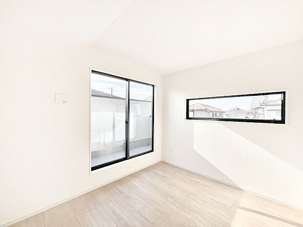 バルコニーが開放感をプラスしてくれる洋室