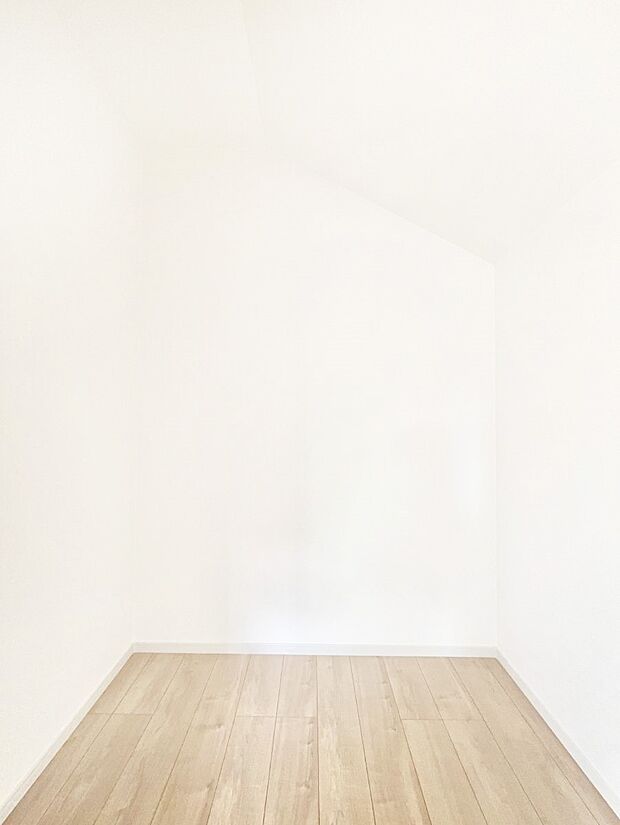〜Walk-in Closet〜 必要なものやコーディネートを一覧して確認でき、身支度や準備が短時間で済むウォークインクローゼットを設置しました。家の中をすっきりとさせる便利な収納スペースです。