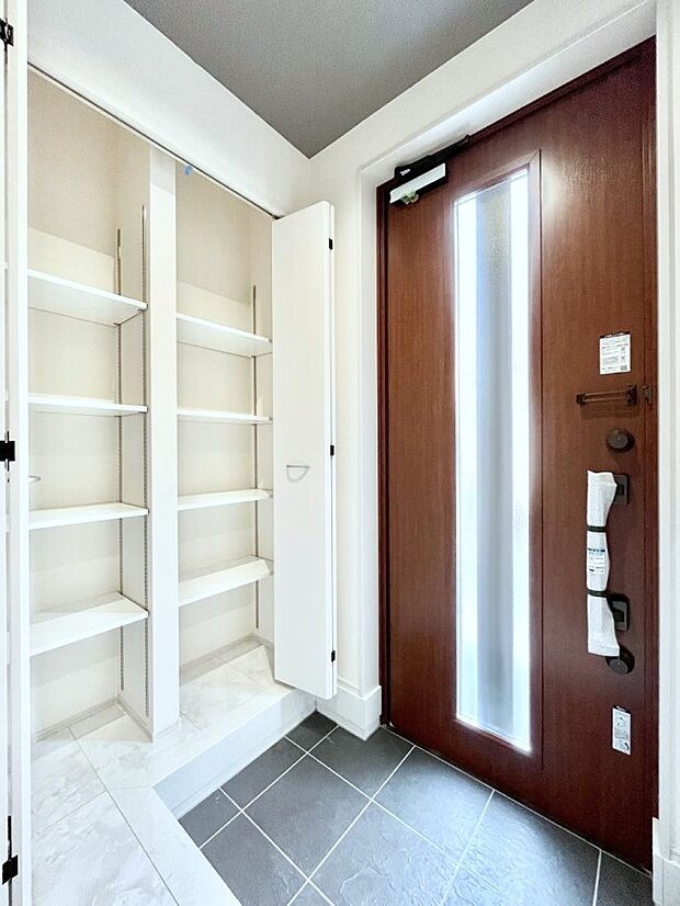 〜Entrance〜　玄関は家の顔といわれますが我が家のセンスをさりげなく感じさせる魅力ある玄関造りも楽しみの一つ。帰宅する度に家族がほっとできる心地よい空間造りも大切ですね♪