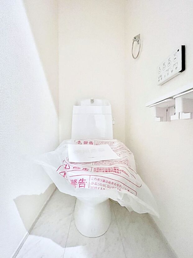 〜Toilet〜　綺麗・スッキリ・快適なウォシュレット付トイレでくつろげる空間です。トイレは毎日使わざるを得ないもの。いつも清潔を保ちたいですね。トイレが2ヶ所あるので朝の混雑時に便利です！