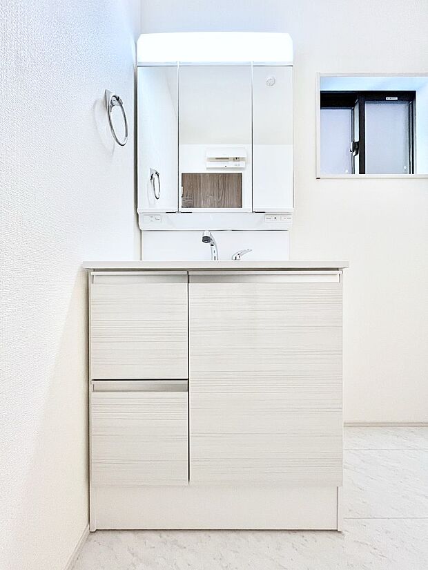 〜Dressing Room〜  清潔感溢れる色合いで統一されていると、スッキリと整った印象をうけます。  鏡の裏にはたっぷりと収納スペースを標準装備！  水廻りは、シンプルかつ機能性を重視して。