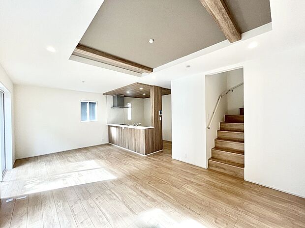 〜Living〜　リビングに階段のある間取りです♪家族のコミュニケーションがスムーズに取れますね♪ゆとりある暮らしと心地よい住環境が紡ぐ贅沢な時間をご家族みんなでお過ごし下さい。