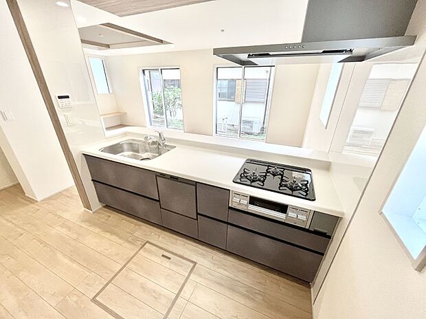 〜Kitchen〜  リビングが見渡せるカウンターキッチン。  料理をしながら家族とコミュニケーションをとれるだけでなく、大きな開放感も得ることができます。  お子様の成長も感じることができますね！