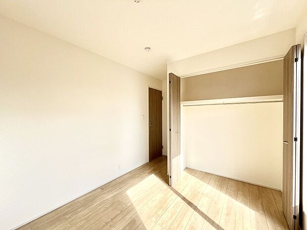 〜Bed Room〜  全居室には収納クローゼットを完備！普段使いのお洋服や小物はもちろん、季節物のお洋服などもしっかりと整理整頓おしまい頂けます。  居室空間を広く使用できますね。