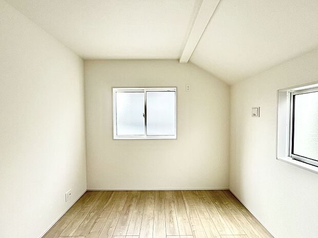 〜Bed Room〜　子供部屋はお子様にとって大変重な役割があります。子供一人で過ごす空間を与えることで、宿題や勉強時間も自然と増えまた自ら部屋の片付けや掃除なども促すことに繋がります。