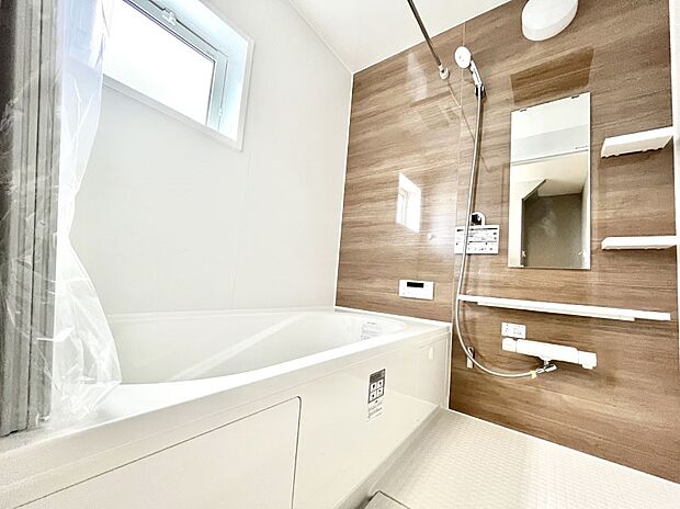 〜Bath Room〜　落ち着いた雰囲気の浴室で明日に向けてリフレッシュ。浴室乾燥機能も付いているので隣の洗濯機置き場で洗い上がった洗濯物を、雨の日も天気を気にせず乾燥させることも可能です。