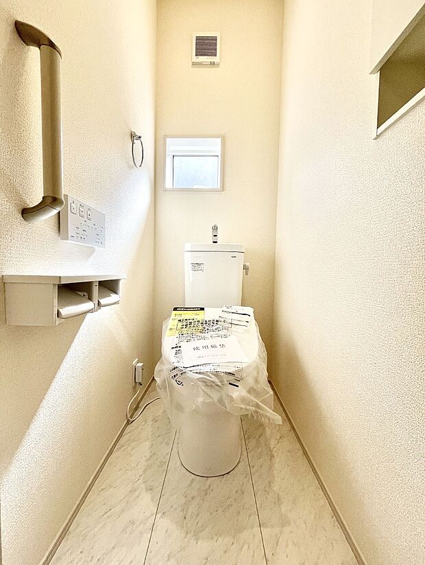 〜Toilet〜　綺麗・スッキリ・快適なウォシュレット付トイレでくつろげる空間です。1、2階共にトイレスペース！採光もあり明るく、快適空間となっております♪毎日使う場所だからこその配慮です！