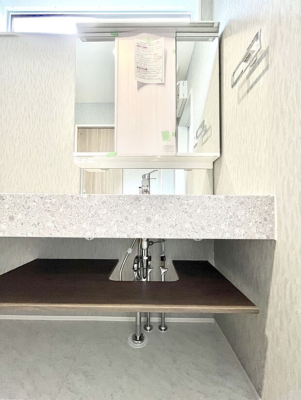 〜Dressing Room〜　十分な大きさの洗面台は収納もさる事ながら、身だしなみチェックや歯磨きなど、朝の慌ただしい時間でもホテルライクなスペースで余裕とゆとりを感じて頂けます。