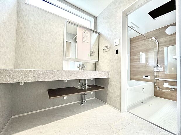 〜Dressing Room〜　暗くなりがちな洗面所も窓があると採光と換気が可能なので気持ちよくお使い頂けます。三面鏡タイプの洗面台は鏡裏収納で散らかりがちな洗面所もスッキリ♪