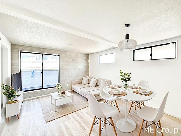 ~Living~ 家族の会話や笑顔が行き交うリビングです。子供が走ってる姿を見ながら、大きなソファやダイニングテーブルでゆったり食事をしたりくつろぎたい♪そんな夢が叶えられる空間です!※家具はCGです