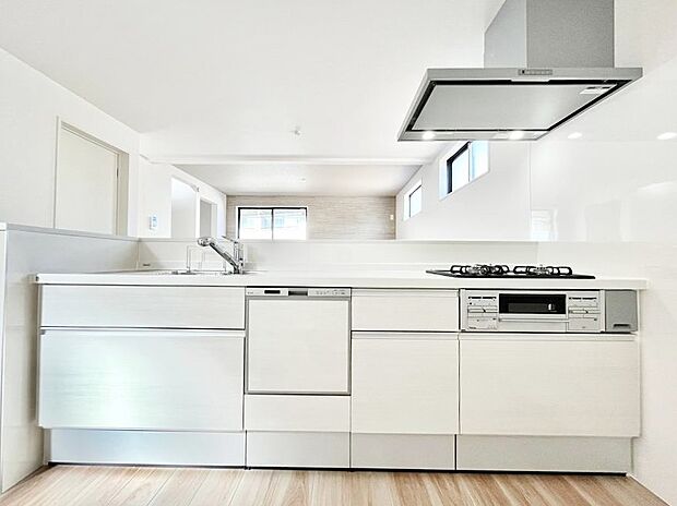 ~Kitchen~ 会話が弾むリビング、料理が愉しくなるキッチン。家は、ただ生活する場ではなく、暮らしを愉しく、快適にする場所。笑顔の毎日、安らぎの日々のために、最新の設備・仕様を採用。