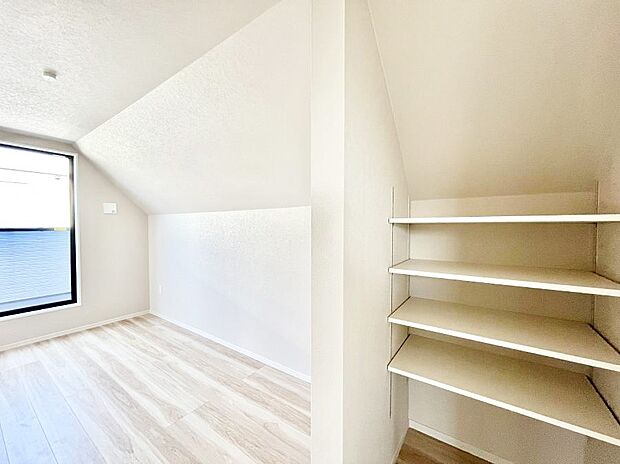 ~Bed Room~ 木の温もりがやさしいフローリングは安らぎをもたらすプライベート空間。明るめのフローリングですので、壁紙ともマッチし、お部屋を更に広く見せてくれる効果も。