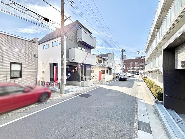 ~Exterior~ 前面道路:北西 6m 公道 前面道路は閑静な住宅地をはしる車通りの少ない道路。駐車の出し入れもらくらくです!ご不明点・現地見学のご希望は、お気軽にお問い合わせください!