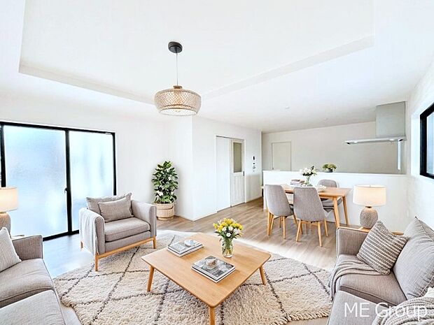 ~Living~ 家族の会話や笑顔が行き交うリビングです。子供が走ってる姿を見ながら、大きなソファやダイニングテーブルでゆったり食事をしたりくつろぎたい♪そんな夢が叶えられる空間です!※家具はCGです