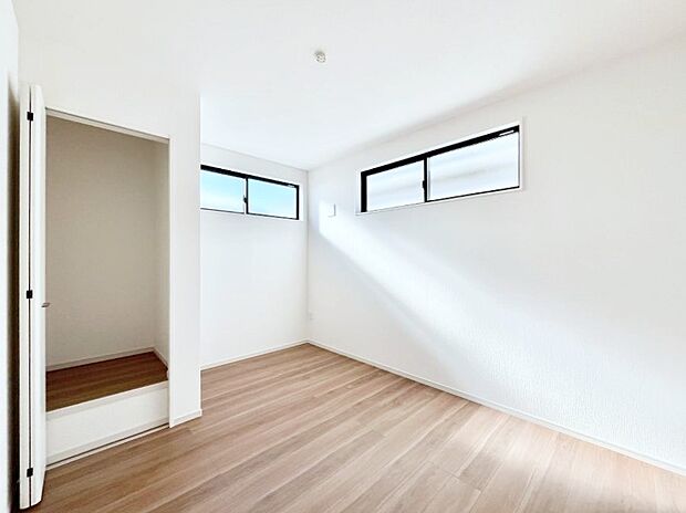～Bed Room～　部屋数が多いのが戸建てのメリットです。ご家族が増えたことで手狭に感じていた住まいも戸建てでは各居室プライバシーを保つことができます。住まいにゆとりが生まれ心もリラックスできます♪