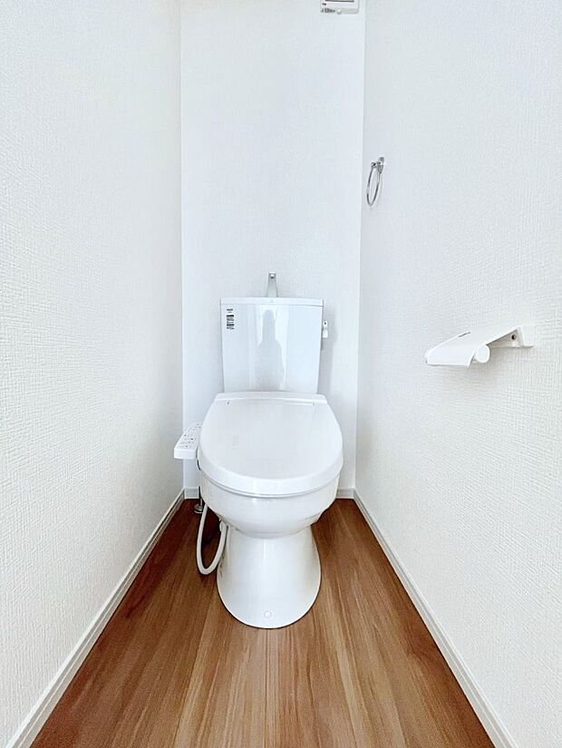 ~Toilet~ 綺麗・スッキリ・快適なウォシュレット付トイレでくつろげる空間です。トイレは毎日使わざるを得ないもの。いつも清潔を保ちたいですね。トイレが2ヶ所あるので朝の混雑時に便利です!