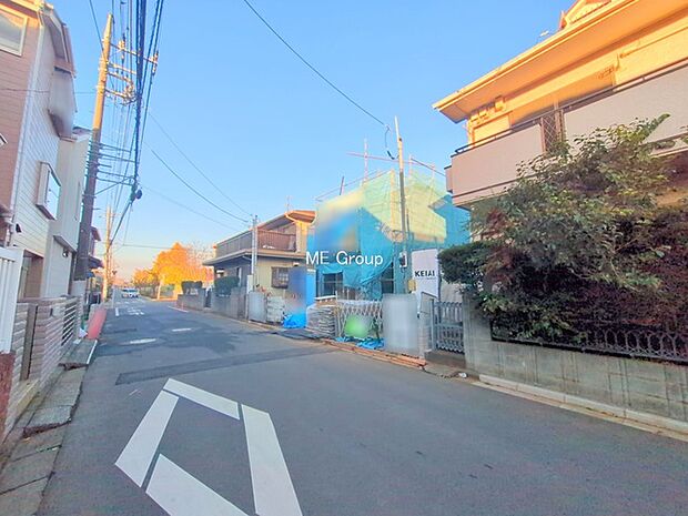 〜Exterior〜　前面道路： 南東 5.9m 公道　前面道路は閑静な住宅地をはしる車通りの少ない道路。駐車の出し入れもらくらくです！ご不明点・現地見学のご希望は、お気軽にお問い合わせください！