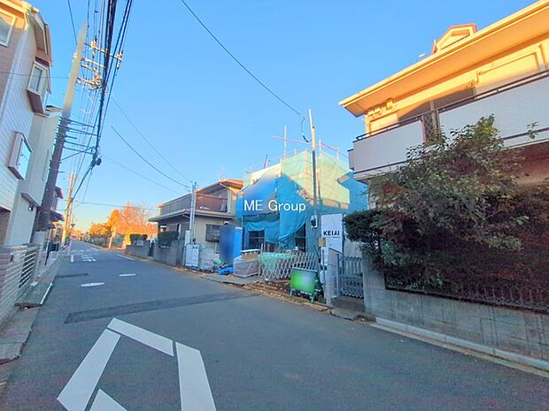 〜Exterior〜 前面道路: 南東 5.9m 公道 前面道路は閑静な住宅地をはしる車通りの少ない道路。駐車の出し入れもらくらくです!ご不明点・現地見学のご希望は、お気軽にお問い合わせください!