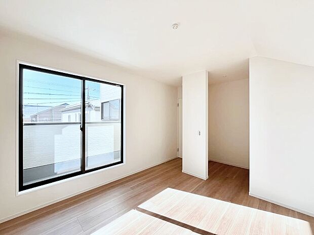 ~Bed Room~ 「今日も一日お疲れ様」とご夫婦でゆったりくつろげる寝室。 毎日の家事やお仕事に疲れた日はフカフカのベットで癒されてください。テレビや本棚をおいても快適な広さが自慢♪