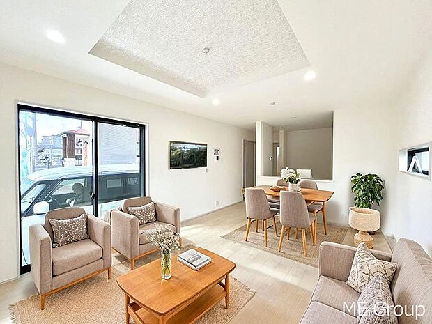 〜Living〜 家族の会話や笑顔が行き交うリビングです。子供が走ってる姿を見ながら、大きなソファやダイニングテーブルでゆったり食事をしたりくつろぎたい♪そんな夢が叶えられる空間です!※家具はCGです