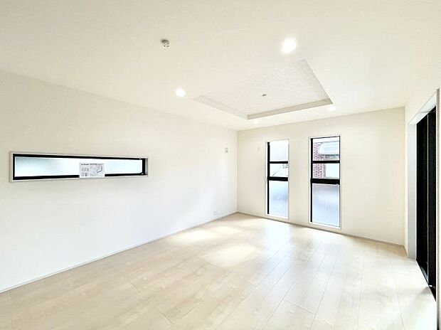 〜Living〜 飽きの来ないシンプルでおしゃれなLDK。大きな窓から日差しが差し込むので室内も明るく、家族の憩いの場としてピッタリです。開放感と日当たりの良さを是非ご覧ください!