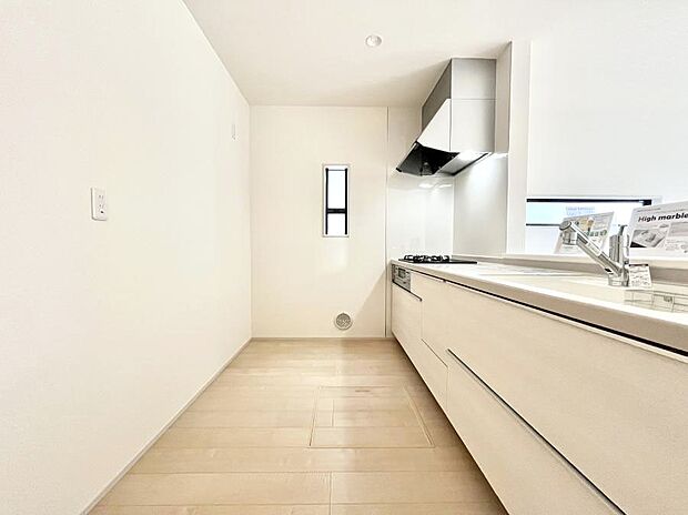 〜Kitchen〜 自然光が入る窓のあるキッチン☆毎日使う場所だからこそ、使い勝手を考慮しました。ゆったりとしたキッチンコーナーは質感豊かな仕上がりとなっております。