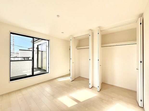 〜Bed Room〜 全居室には収納クローゼットを完備!普段使いのお洋服や小物はもちろん、季節物のお洋服などもしっかりと整理整頓おしまい頂けます。 居室空間を広く使用できますね。