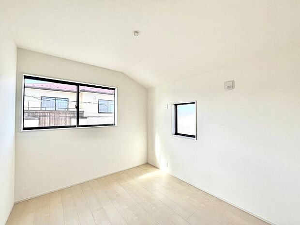 〜Bed Room〜 部屋数が多いのが戸建てのメリットです。ご家族が増えたことで手狭に感じていた住まいも戸建てでは各居室プライバシーを保つことができます。住まいにゆとりが生まれ心もリラックスできます♪