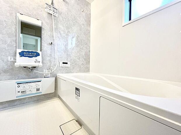 〜Bath Room〜 落ち着いた雰囲気の浴室で明日に向けてリフレッシュ。浴室乾燥機能も付いているので隣の洗濯機置き場で洗い上がった洗濯物を、雨の日も天気を気にせず乾燥させることも可能です。