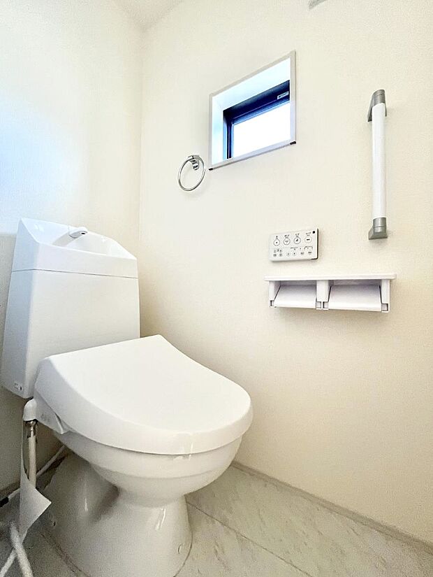 〜Toilet〜　綺麗・スッキリ・快適なウォシュレット付トイレでくつろげる空間です。1、2階共にトイレスペース！採光もあり明るく、快適空間となっております♪毎日使う場所だからこその配慮です！