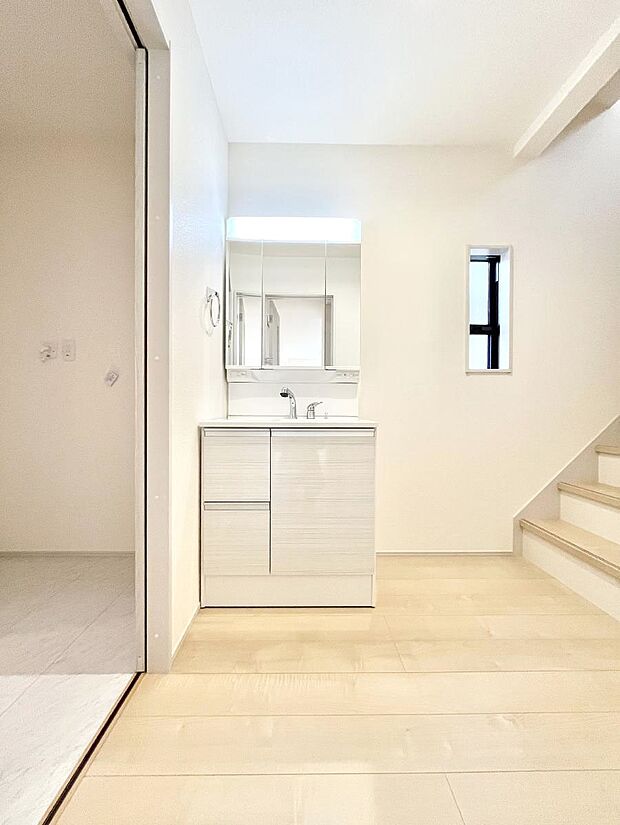 〜Dressing Room〜 清潔感溢れる色合いで統一されていると、スッキリと整った印象をうけます。 鏡の裏にはたっぷりと収納スペースを標準装備! 水廻りは、シンプルかつ機能性を重視して。