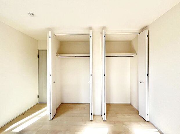 〜Closet〜　壁面クローゼットがあればタンスを置く必要がなく、出っ張りのないスッキリ空間を維持できます。限られたスペースを有効に活用できそう。季節の衣類や趣味の品などたっぷり収納出来ますね♪