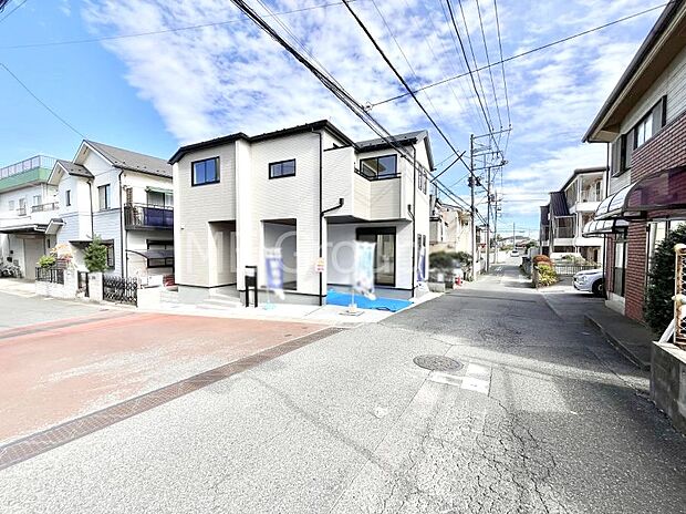 〜Exterior〜 前面道路:西 6m 公道、南 4m 公道 低層の一戸建てを中心とした街並みが整然と続き、周辺は高い建物が建っていないので、緑の多い閑静な趣を感じる環境です。
