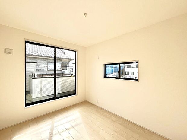 〜Bed Room〜 2面採光を確保した明るい室内は、風通しも良く、大変居心地の良い空間となっております。爽やかな風を感じて起きる朝は、快適生活の始まりに!日当たりや通風がとても良い住まい♪