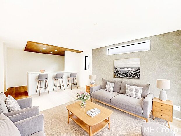 〜Living〜　家族の会話や笑顔が行き交うリビングです。子供が走ってる姿を見ながら、大きなソファやダイニングテーブルでゆったり食事をしたりくつろぎたい♪そんな夢が叶えられる空間です！※家具はCGです