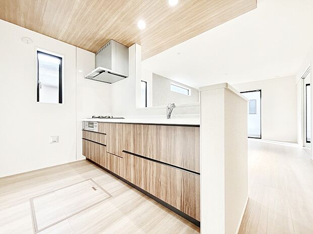 〜Kitchen〜  リビングが見渡せるカウンターキッチン。  料理をしながら家族とコミュニケーションをとれるだけでなく、大きな開放感も得ることができます。  お子様の成長も感じることができますね！