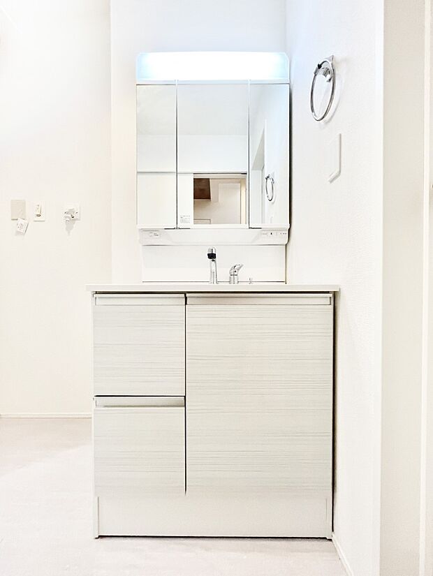 〜Dressing Room〜  清潔感溢れる色合いで統一されていると、スッキリと整った印象をうけます。  鏡の裏にはたっぷりと収納スペースを標準装備！  水廻りは、シンプルかつ機能性を重視して。