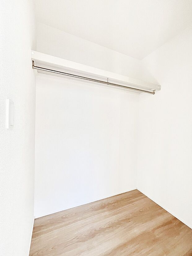 〜Walk-in Closet〜　必要なものやコーディネートを一覧して確認でき、身支度や準備が短時間で済むウォークインクローゼットを設置しました。家の中をすっきりとさせる便利な収納スペースです。