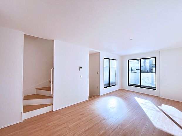 〜Living〜　リビングに階段のある間取りです♪家族のコミュニケーションがスムーズに取れますね♪ゆとりある暮らしと心地よい住環境が紡ぐ贅沢な時間をご家族みんなでお過ごし下さい。