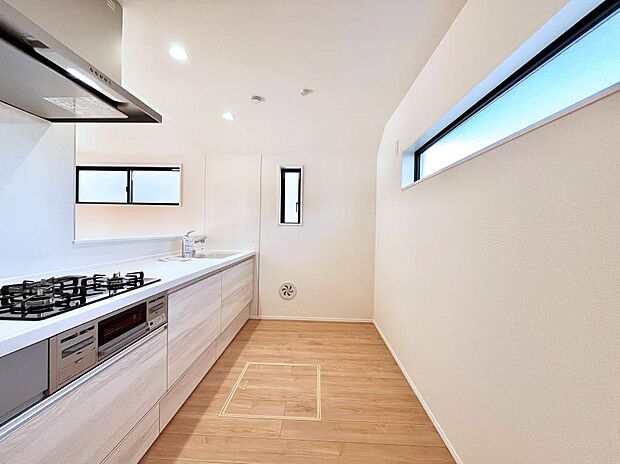 爽やかな風が通り抜けるキッチン。窓があるので明るく換気にも役立ちます。