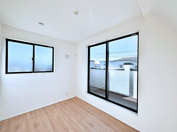 明るいバルコニーサイドに洋室を設置。目覚めの良い寝室に。