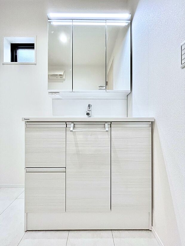 大きく見やすい三面鏡で清潔感ある洗面台は、身だしなみチェックや肌のお手入れにおすすめです。