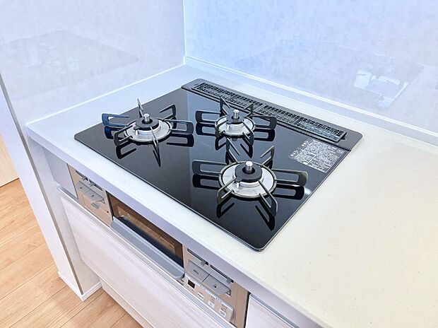 ガスコンロはSiセンサー搭載。火力調節や焦げ付き・消し忘れも防いでくれます。