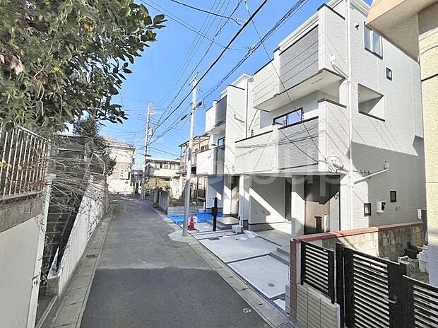 〜Exterior〜　前面道路は閑静な住宅地をはしる車通りの少ない道路。駐車の出し入れもらくらくです！ご不明点・現地見学のご希望は、お気軽にお問い合わせください！