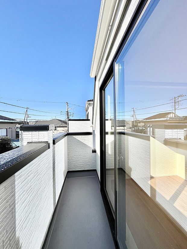 ゆったりバルコニーだから沢山お洗濯ものを干せます。