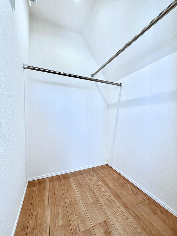 ウォークインクローゼット付きで生活空間を広く利用できます。